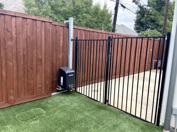 Wood fence in Oakmont Ct, Mansfield, TX